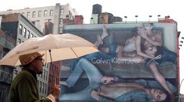 Záber z roku 2009 - kontroverzná reklama na džínsy Calvin Klein. 