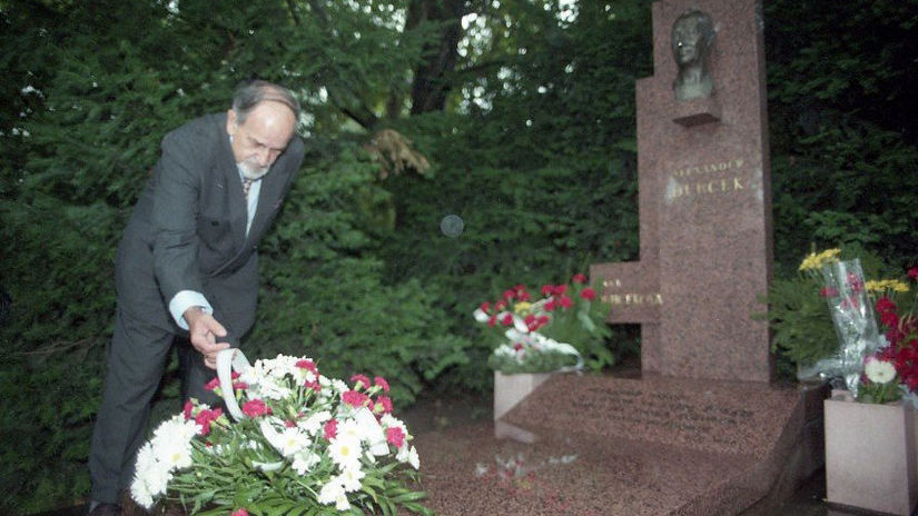 Ivan Laluha, hrob, Alexander Dubček