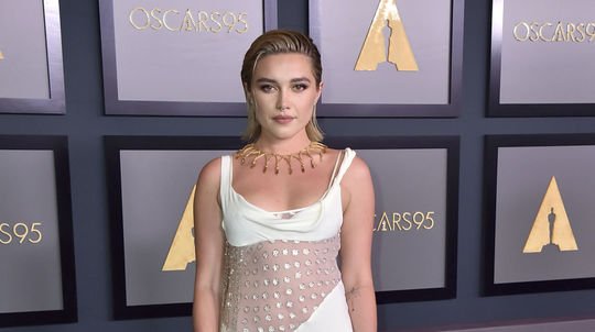 Herečka Florence Pugh v kreácii Victoria...
