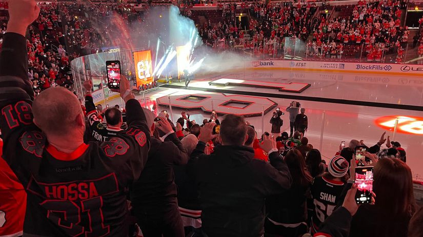 Udalosť sledovala zaplnená aréna pred zápasom...