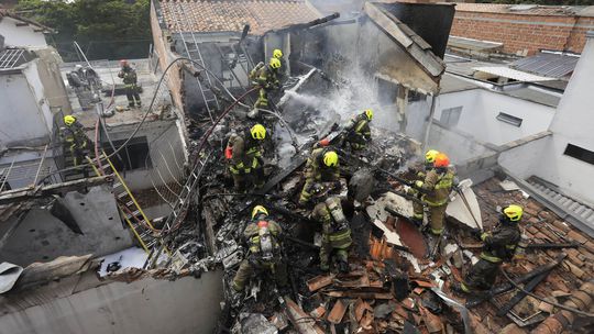 V Kolumbii spadlo malé lietadlo do obytnej štvrte, zomrelo osem ľudí