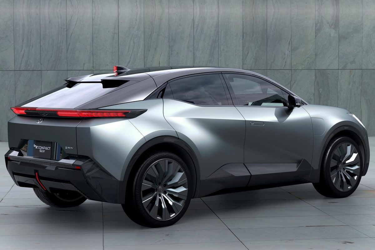 Vzadu má bZ Compact SUV splývavú siluetu....