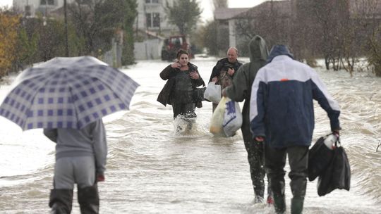 Záplavy na Balkáne si vyžiadali šesť obetí a spôsobili veľké škody
