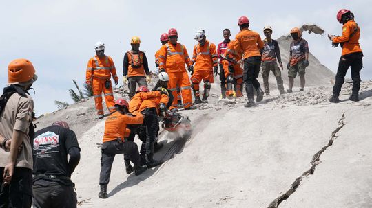 Počet obetí zemetrasenia v Indonézii stúpol na 252, nezvestných je 31 osôb