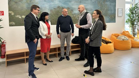 Riaditeľka ZŠ Hamuliakovo (vľavo) so zástupcami...