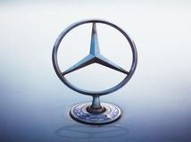 Už aj Mercedes-Benz plánuje účtovať...