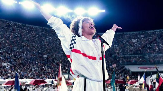 Herečka Naomi Ackie ako Whitney Houston počas...