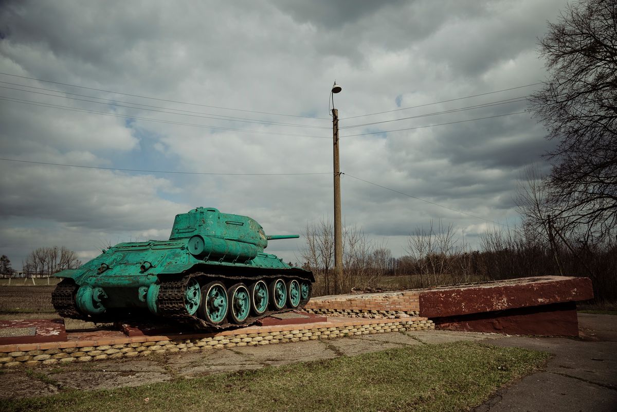 Sfunkčnený sovietsky tank, ktorý slúžil ako...