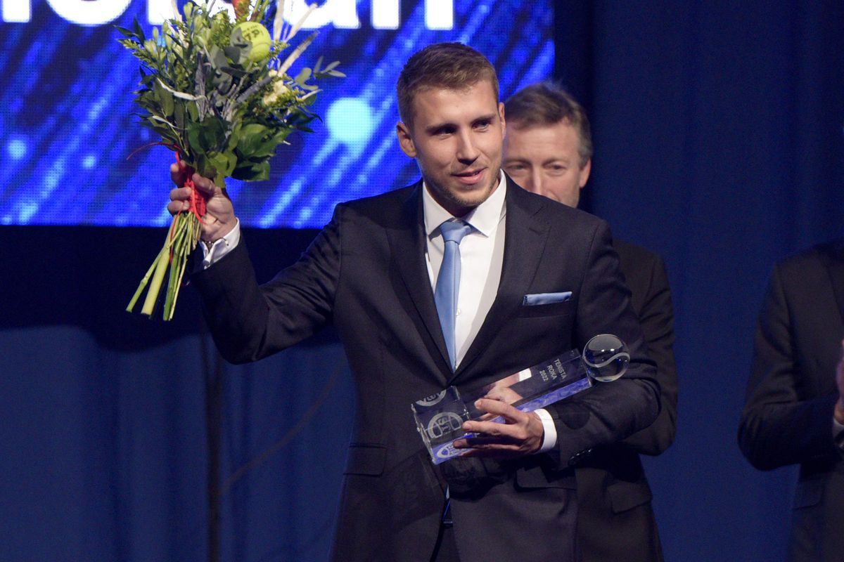 Alex Molčan si preberá cenu Tenista roka 2022 v...