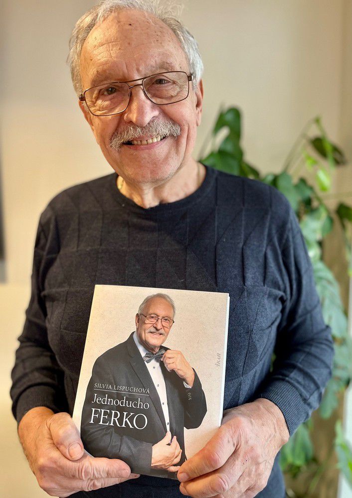 František Kovár s knihou Jednoducho Ferko.