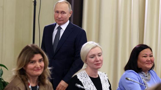  Putin sa stretol s matkami vojakov, televízia vysielala len slová prezidenta