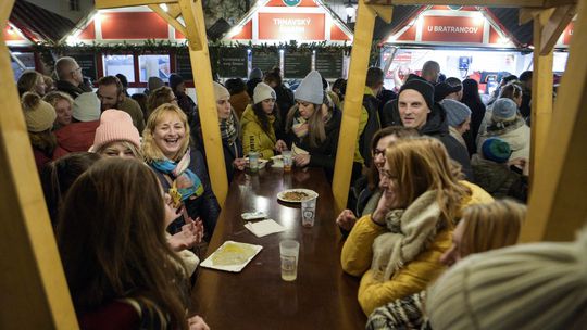 Návštevníci počas otvorenia vianočných trhov na...