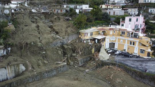 Zosuv pôdy na ostrove Ischia si vyžiadal aj život dieťaťa, nezvestných je desať ľudí