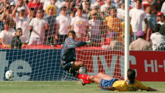 1994 年ワールドカップ - ディフェンダー Escobar の殺害...