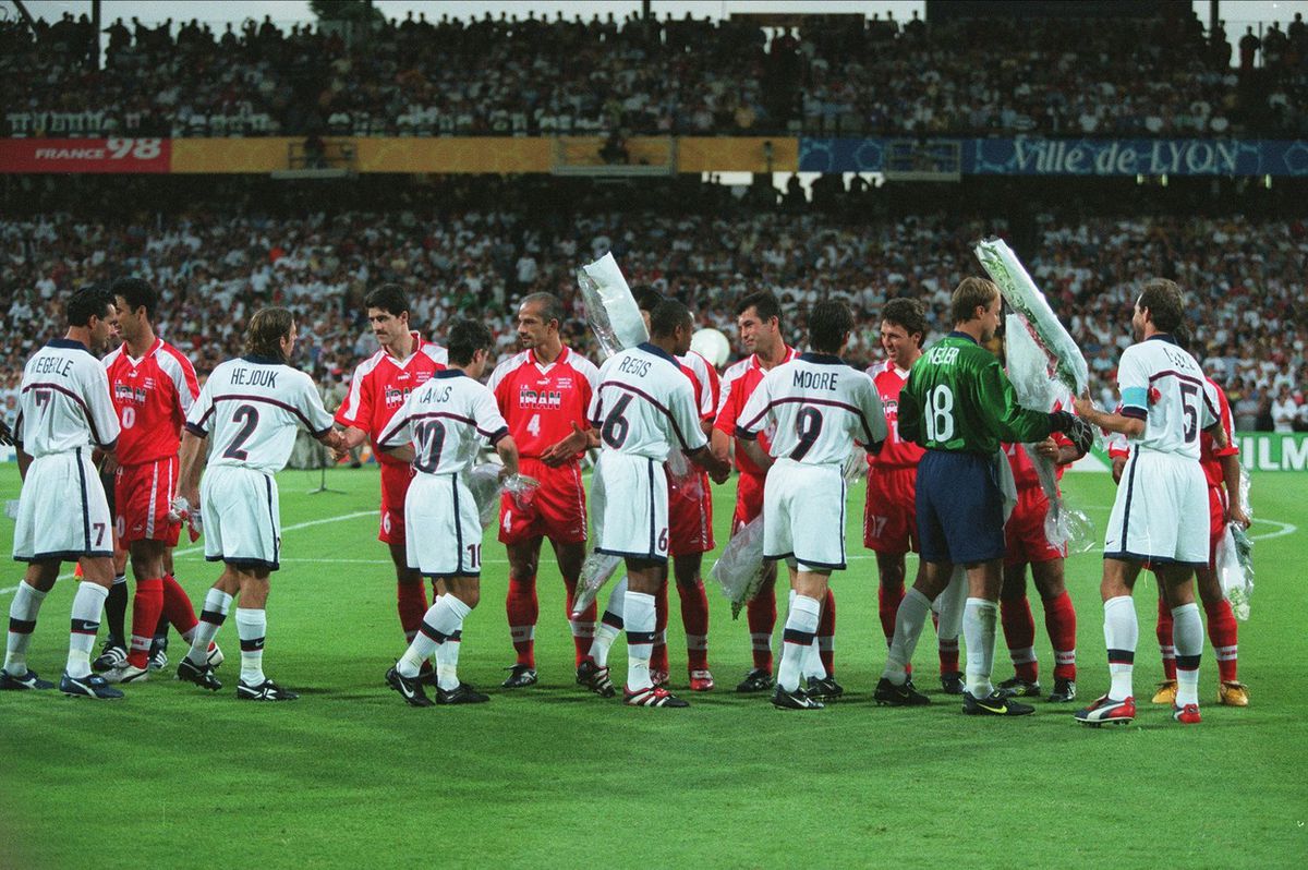 Serrer la main avant le match de la Coupe du monde 1998.
