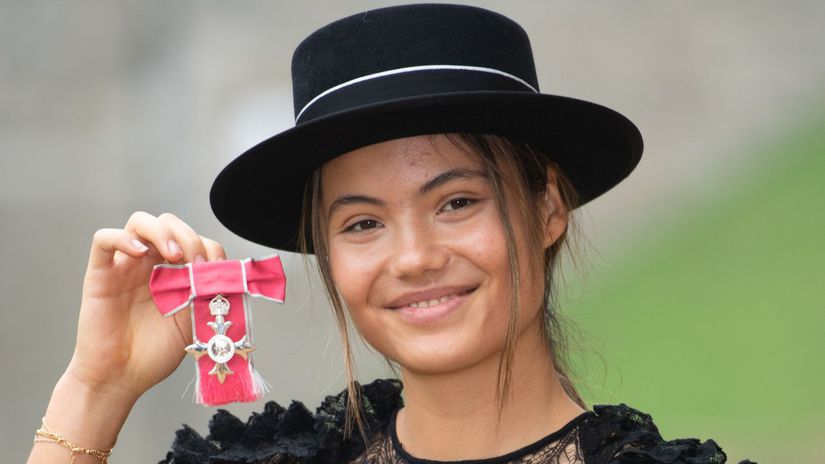 Emma Raducanová hrdo ukazuje prestížne ocenenie...