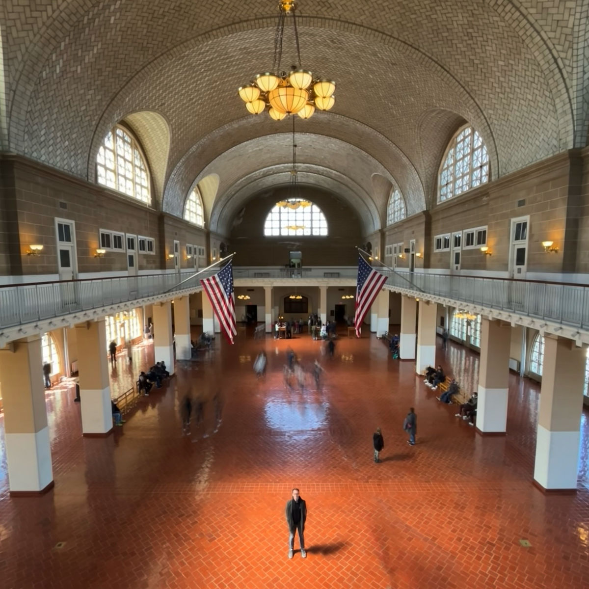 V Ellis Island.