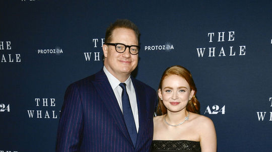Herec Brendan Fraser a herečka Sadie Sink.