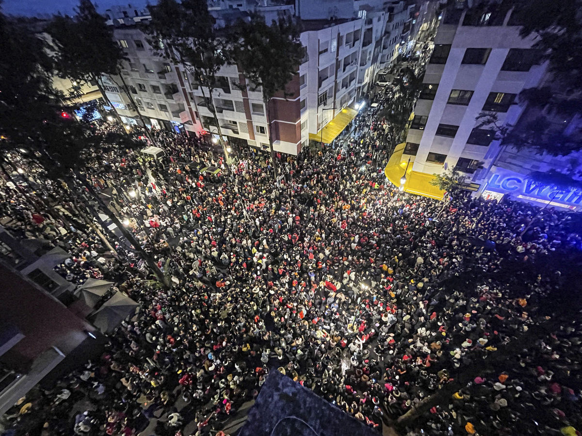 Marockí fanúšikovia oslavujú v uliciach Rabatu...