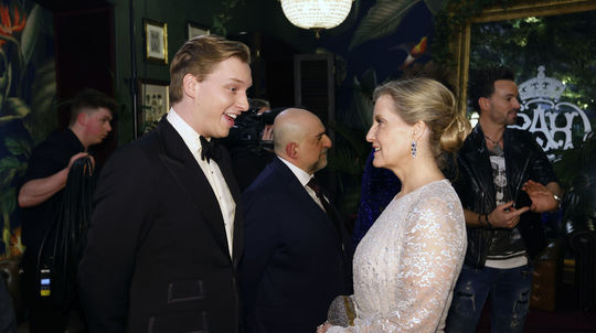Sophie, grófka z Wessexu  a George Ezra  počas...