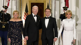 Joe Biden (druhý zľava) a francúzsky prezident Emmanuel Macron