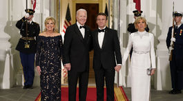 Joe Biden (druhý zľava) s manželkou Jill Bidenovou a francúzsky prezident Emmanuel Macron