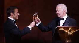 Joe Biden (vpravo) a francúzsky prezident Emmanuel Macron