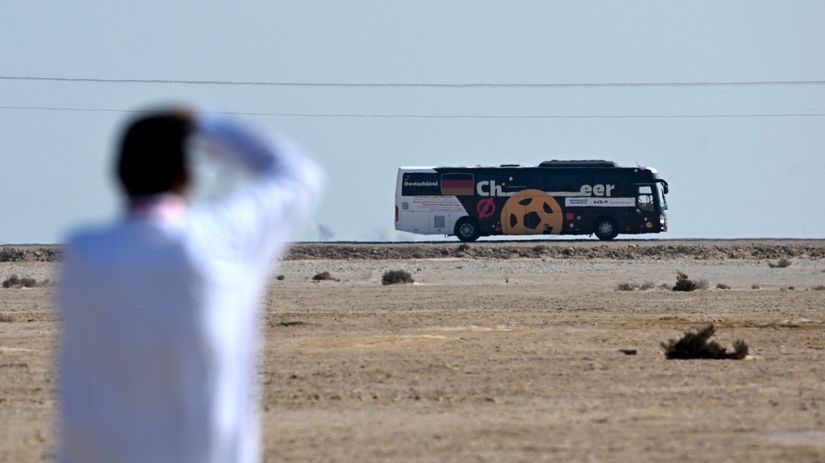 Nemeckí futbalisti na ceste na katarské letisko.