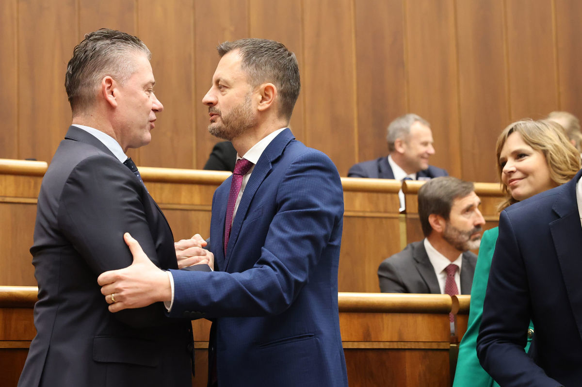 Premiér Eduard Heger a minister vnútra Roman...