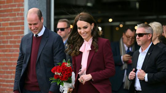 Princ William a princezná Kate odchádzajú z...