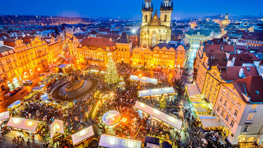 Deväť najkrajších vianočných trhov u našich susedov, ktoré sa oplatí navštíviť. Aké špecialitky ponúkajú?