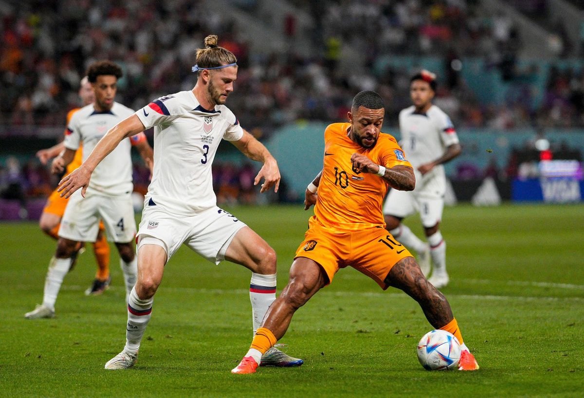Memphis Depay v holandskom drese.
