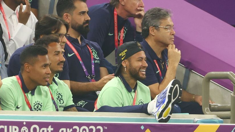 Zranený Neymar mal po väčšine zápasu dobrú náladu.