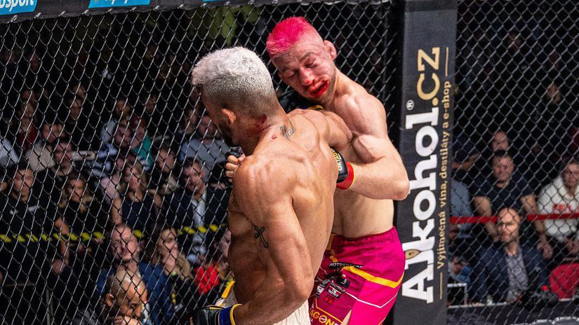 David Kozma inkasuje tvrdý úder od Kaika Brita,...