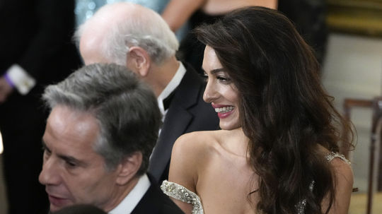 Právnička Amal Clooney a štátny tajomník Antony...