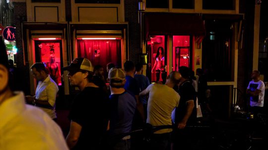 Amsterdam sa chce zbaviť opitých a sexuchtivých turistov, spustí odstrašujúcu kampaň