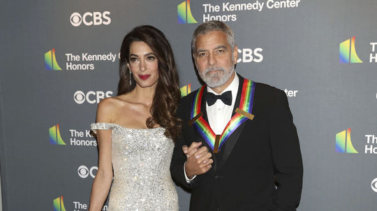 Krásna Amal Clooney na manželovu počesť oslnila úchvatnými róbami, ale to, čo urobila Julia Roberts... aha, čo si obliekla!