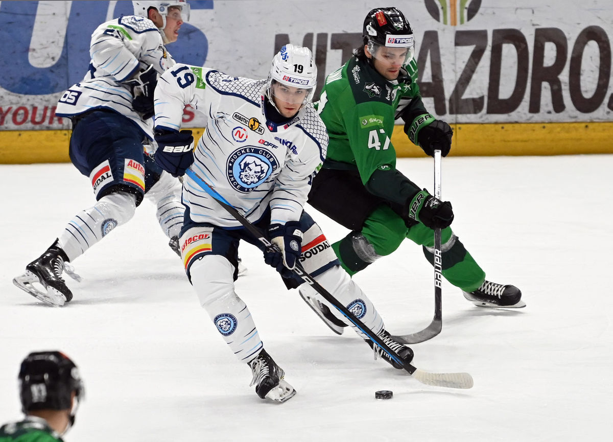 Michael Drábek z HK Nitra v súboji proti Novým...