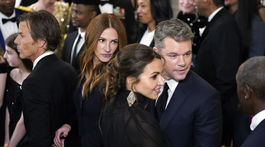 Julia Roberts a jej manžel husband Daniel Moder (vľavo) a herec Matt Damon
