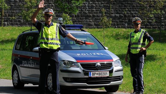 Matka omylom zrazila svoju dcéru autom, dieťa zomrelo