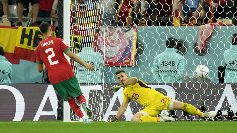  Achraf Hakimi premieňa postupovú jedenástku.