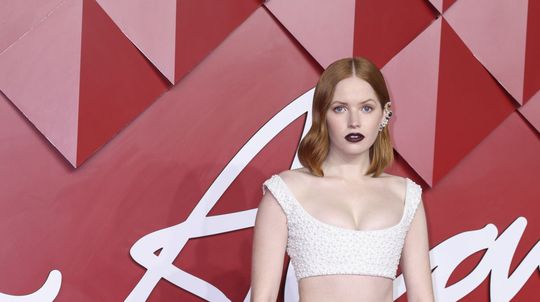 Herečka Ellie Bamber na podujatí British...