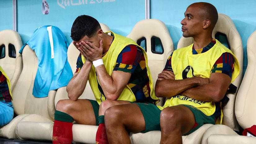 Vysedávať na lavičke nie je zvyknutý. Gesto...