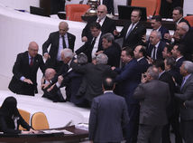 Turecko / Bitka v parlamente /