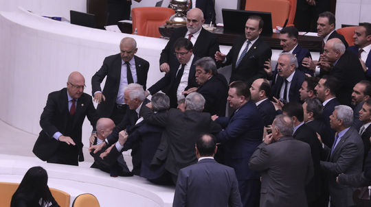 Po bitke v tureckom parlamente je jeden poslanec v kritickom stave