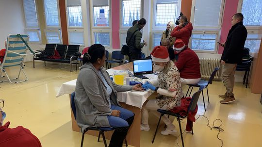 Z kvapky krvi zisťovali zdravotný stav darcu.