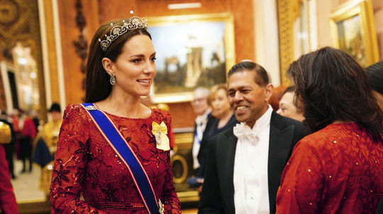 Tak ktorá má väčšiu? Rubínová princezná Kate uchvátila korunkou ako z rozprávky a kráľovná Camilla? Nasadila ťažký kaliber