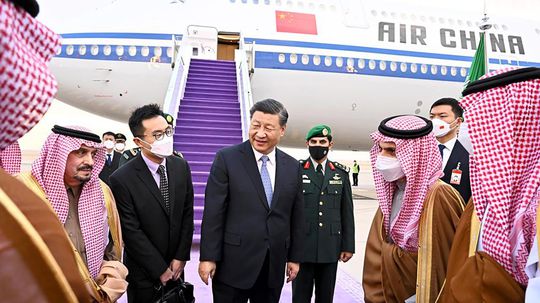 Si Ťin-pching je na trojdňovej návšteve Saudskej Arábie. Rokovať má hlavne o energetike