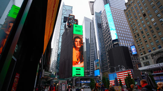 Ďalší úspech Slovenky na Times Square! Po Katke Knechtovej, Ele Tolstov či Karin Ann sa z reklamy teší aj... 