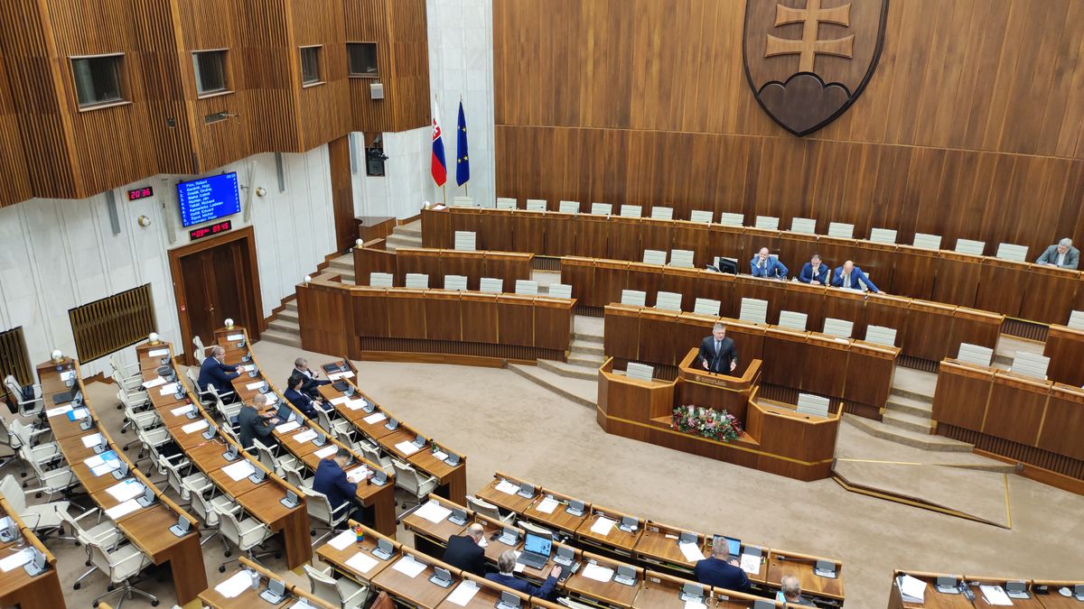 Parlament pokračuje v odvolávaní vlády Eduarda...